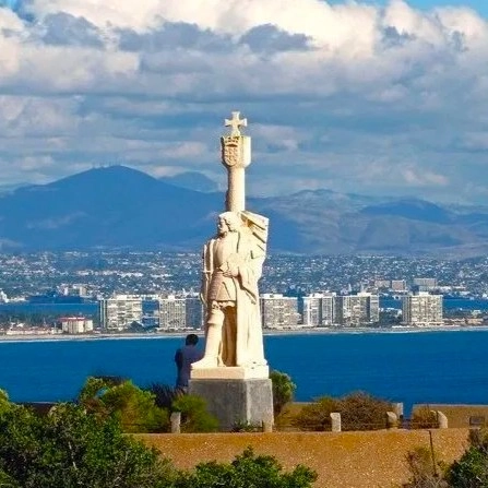 7_parques_sandiego Cabrillo National Monument en San Diego unos de los parques con las mejores vistas de la ciudad. La estatua del Monumento con las montañas, la ciudad y el mar a lo lejos
