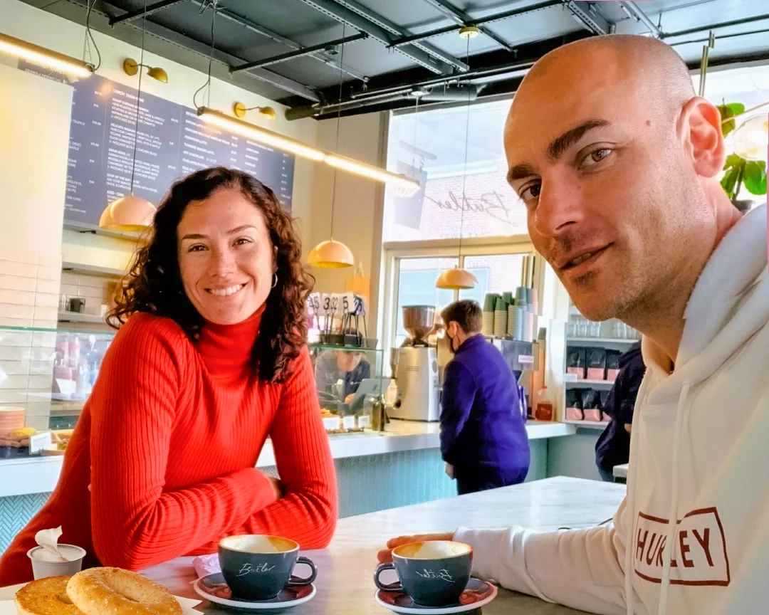 Vico y Oli tomando un café en Butler DUMBO, una de las mejores cafeterías en Nueva York