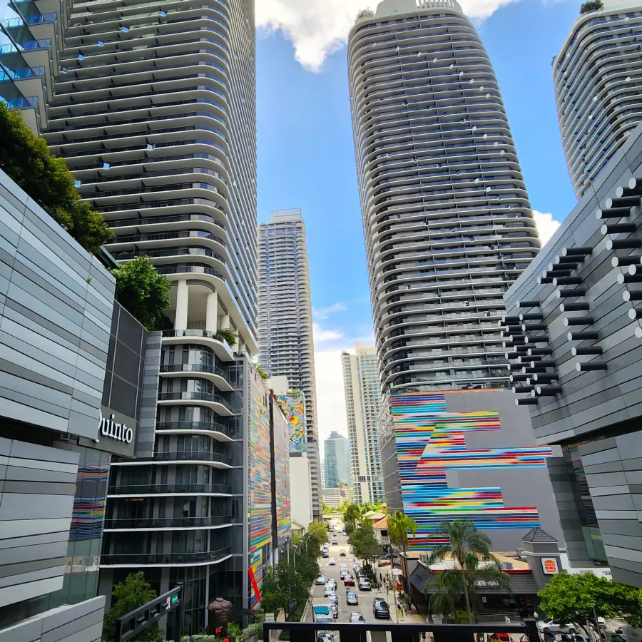 8_miami_gratis2 Vista de Brickell, Miami con los rascacielos a ambos lados y el cielo azul de fondo