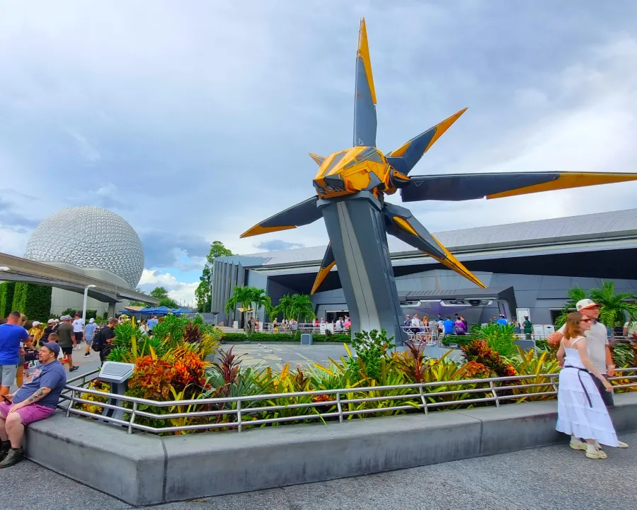 Entrada a Guardians Of Galaxy en EPCOT con la esfera del parque al fondo