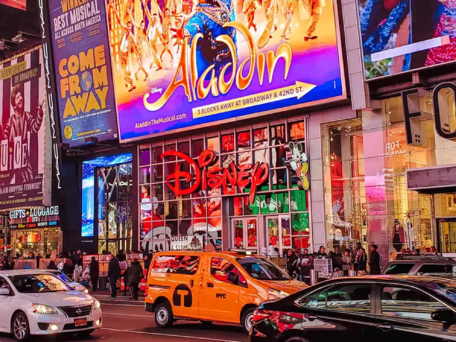 El Disney Store de Times Square por la noche