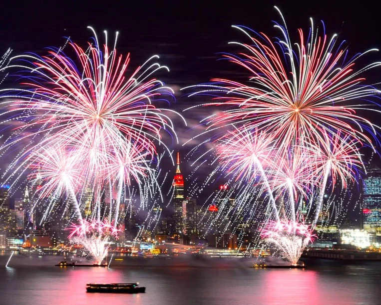 9_anonuevonewyork Fuegos artificiales sobre el río Hudson en año nuevo en New York