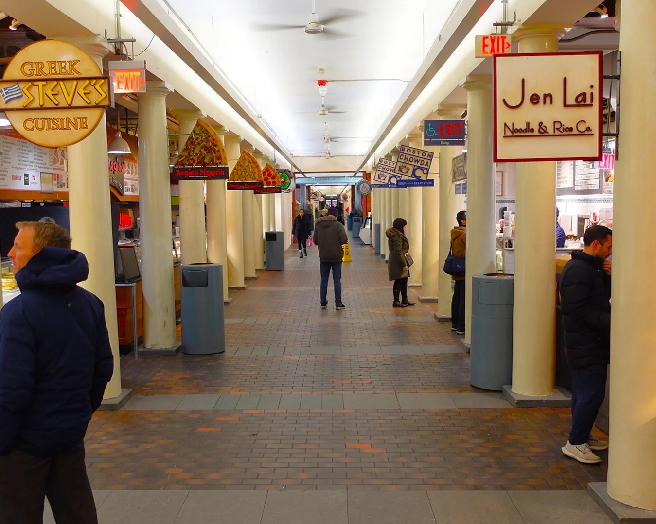 9_comerenbos Interior del Quincy Market