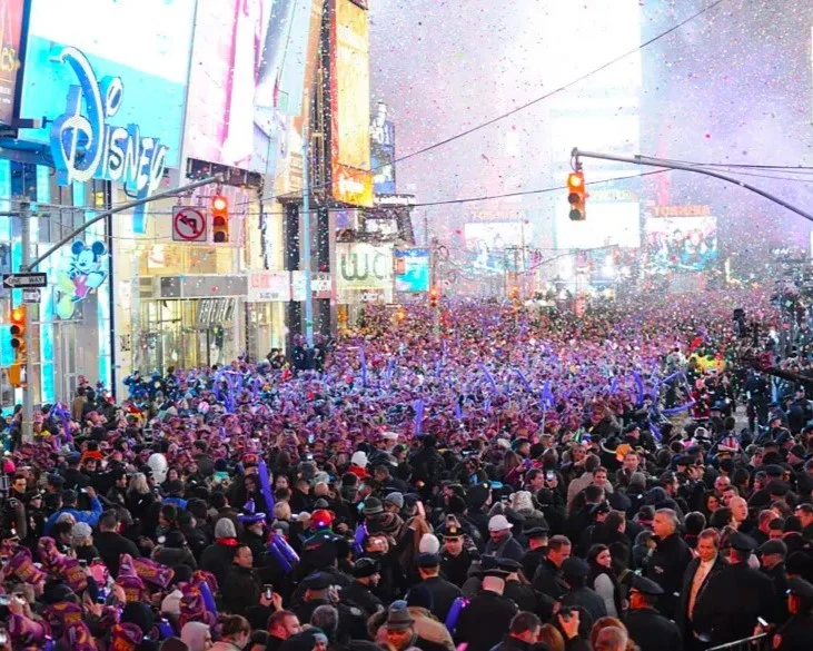 1_anonuevonewyork Multitud en Times Square la noche de año nuevo en New York