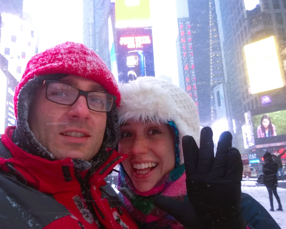WP_20170107_15_46_14_Pro Vico y Oli en una tormenta de nieve en Times Square New York