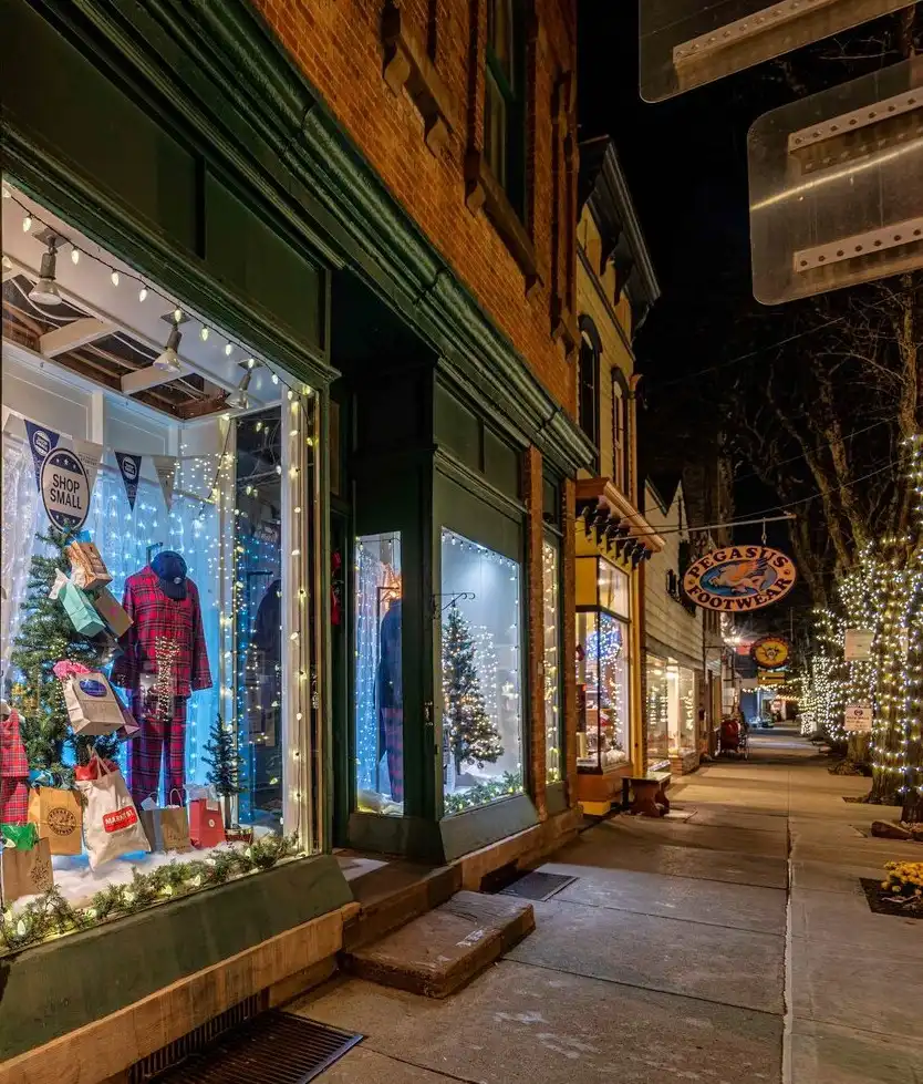 _pueblos_ny_Rhinebeck.. Tiendas de la zona comercial de Main Street en Rhinebeck Village, New York por la noche