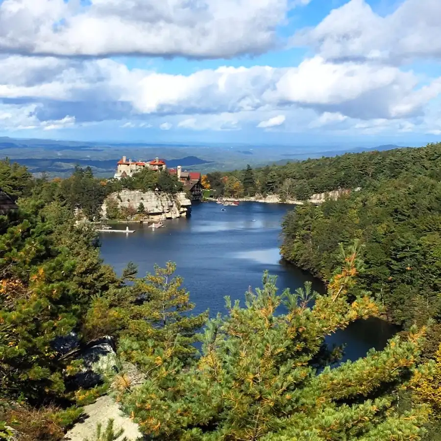 _pueblos_ny_new_palz Vista del Valle de Hudson con montañas cubiertas de pino y un lago desde New Platz, New York