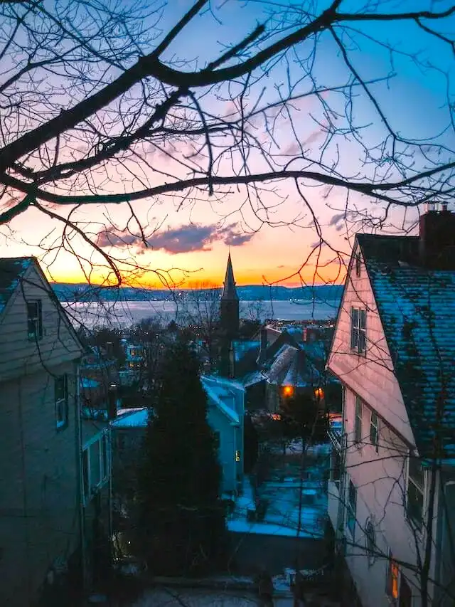 _pueblos_ny_tarrytown Atardecer en Tarrytown con el pueblo en primer plano, el Rio Hudson detrás y al fondo el cielo