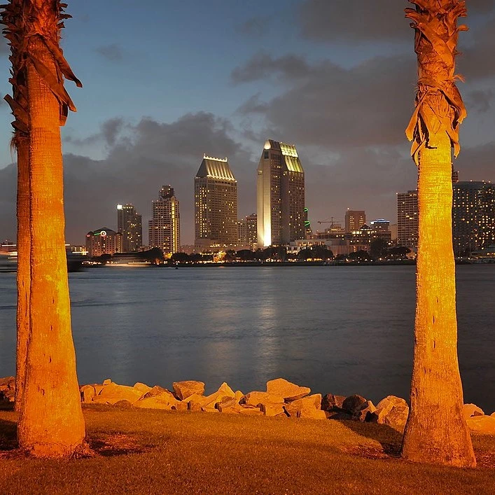 Vistas nocturnas de San Diego desde la Isla de Coronado